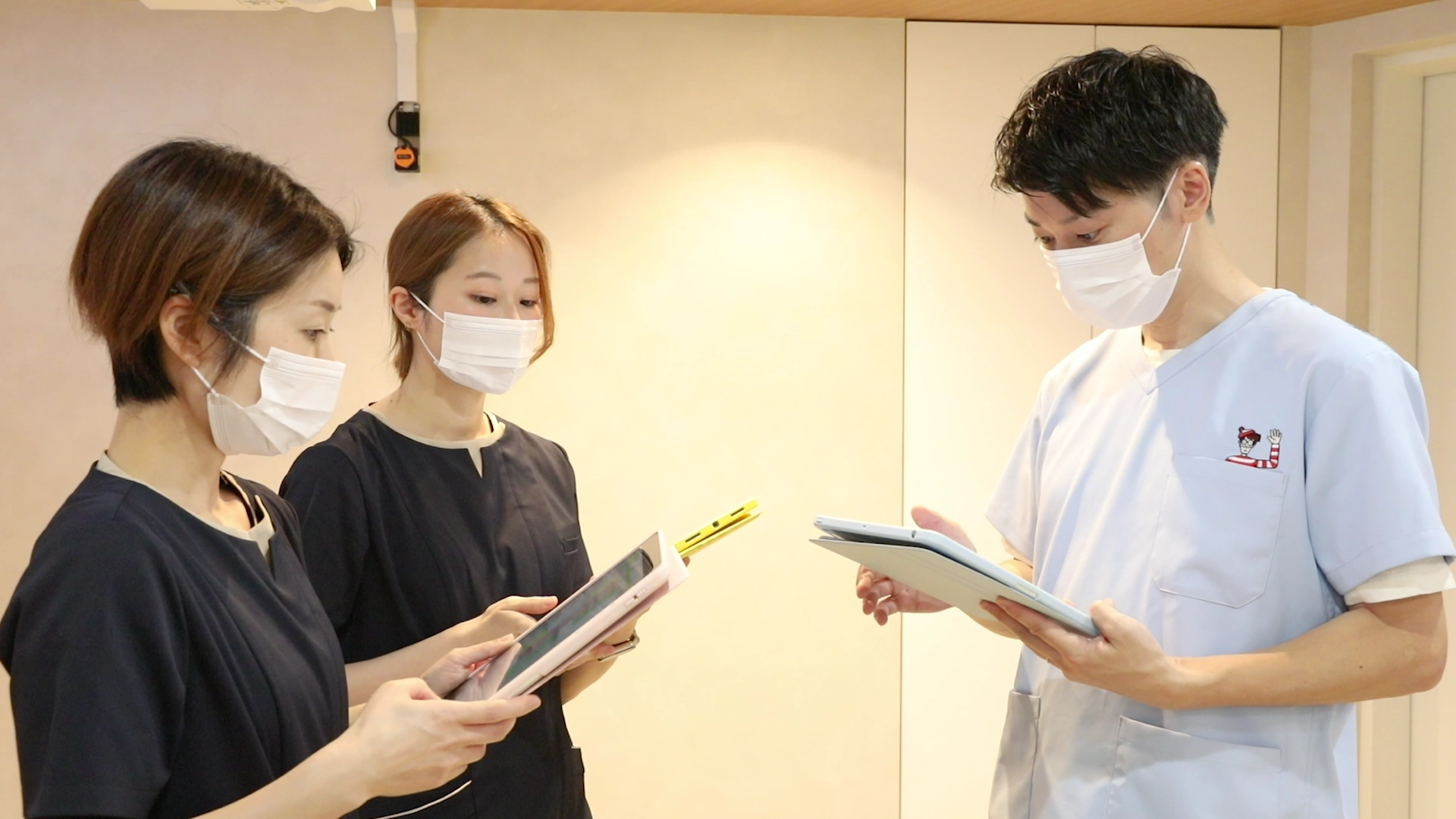 スタッフがディスカッションしている様子