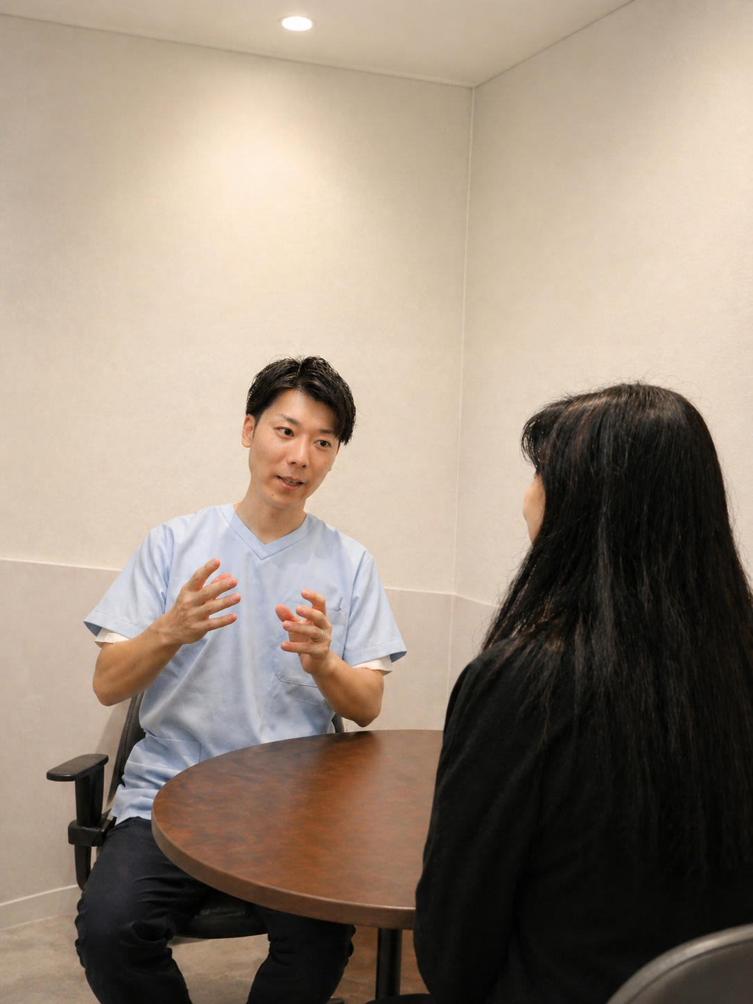 医師が患者さんと向き合って丁寧に説明しているシーン